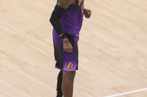 平博APP-德罗巴回归赛场，赛况扑朔迷离首场状态亮眼，湖人观众沸腾！-平博APP